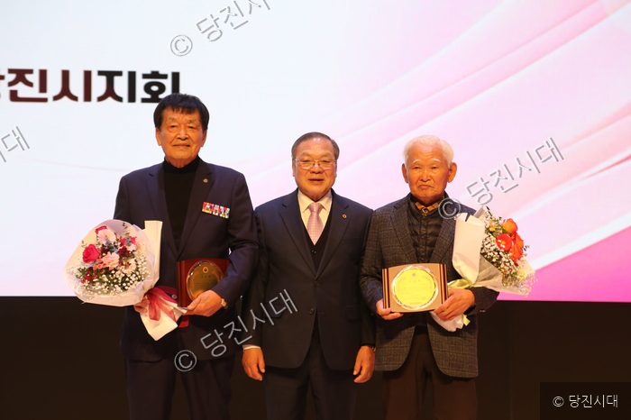 이영문 대한노인회 당진시지회장 등이 상패와 꽃다발을 들고 기념 촬영을 하고 있다.