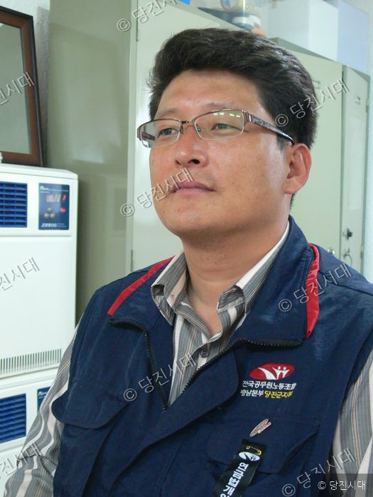 구자건 전국공무원노동조합 충남본부 당진군지부 간부가 인터뷰를 위해 포즈를 취하고 있다.