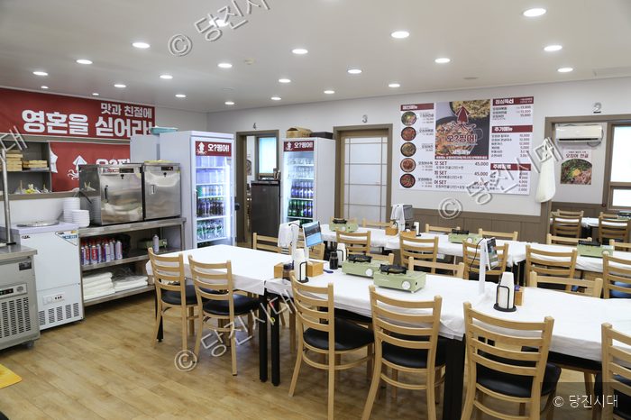 오찡어 당진점 내부 홀 전경.
