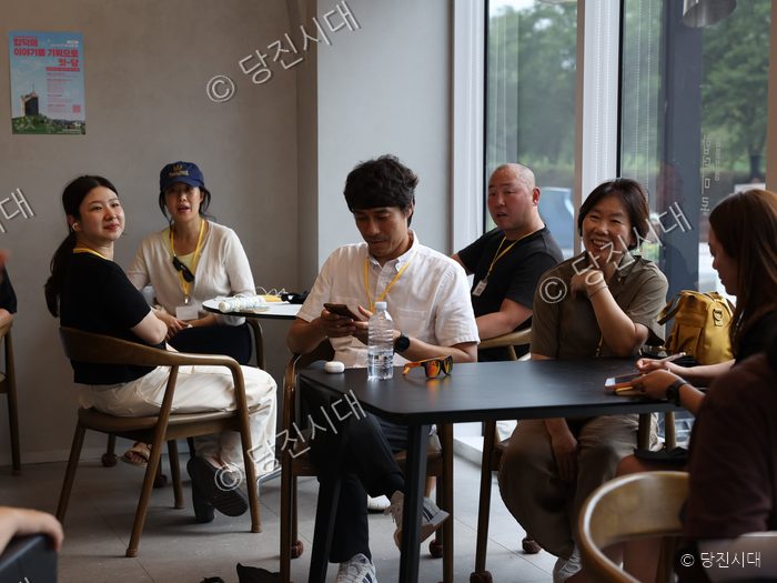 사람들이 모여 대화를 나누며 프로그램을 진행하고 있다.