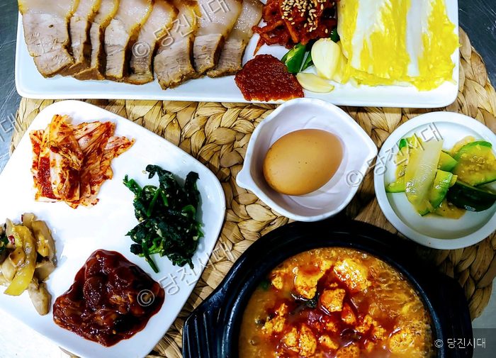 석문면 삼봉리 이장님밥상의 다양한 한식 반찬과 요리가 차려져 있다.