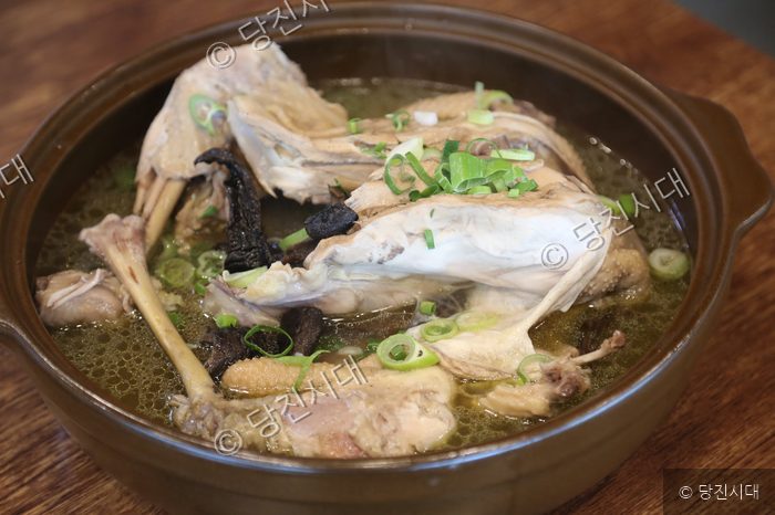 식당에서 능이버섯 백숙이 뚝배기에 담겨 제공되고 있다.