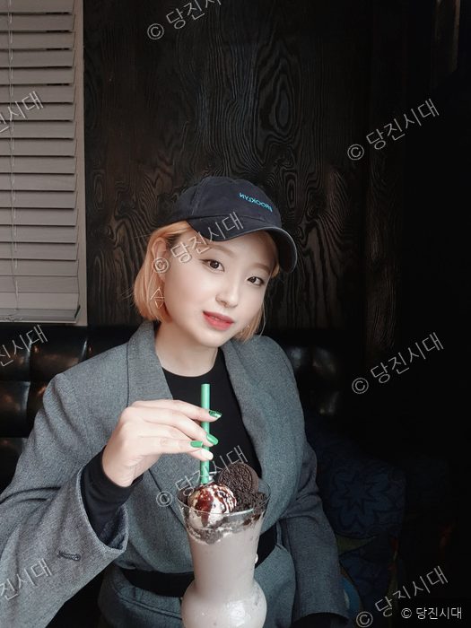 한 여성이 당진시 면천면의 한 카페에서 디저트 음료를 맛보고 있다.
