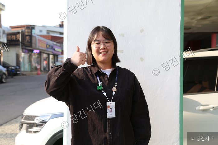 주혜인 당진시여자단기청소년쉼터 소장이 엄지 손을 들어 보이고 있다.