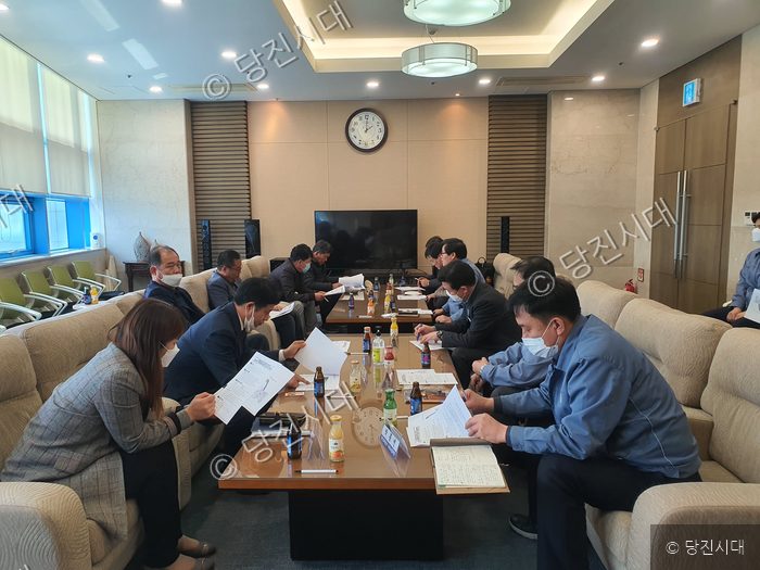 당진화력 관계자들이 회의실에 모여 자료를 검토하고 있다.