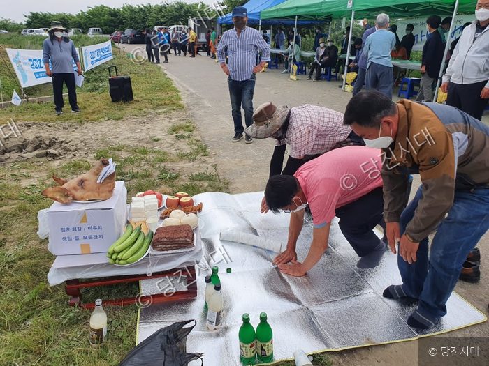 농민들이 남북 통일 기원 모내기를 앞두고 고사를 지내고 있다.