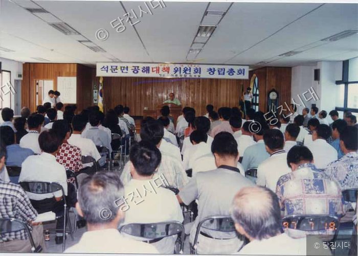 주민들이 회의실에 모여 행사를 진행하고 있다.