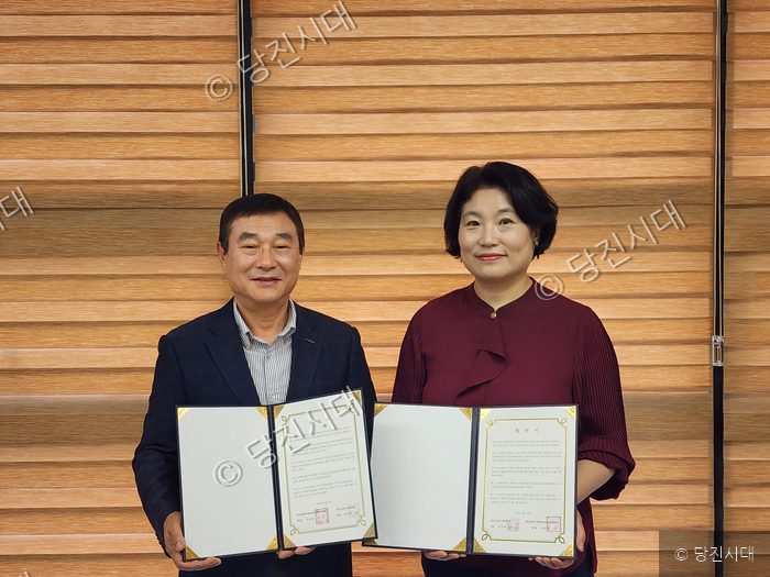 김창희 관장 등이 업무협약서를 들고 기념 촬영을 하고 있다.