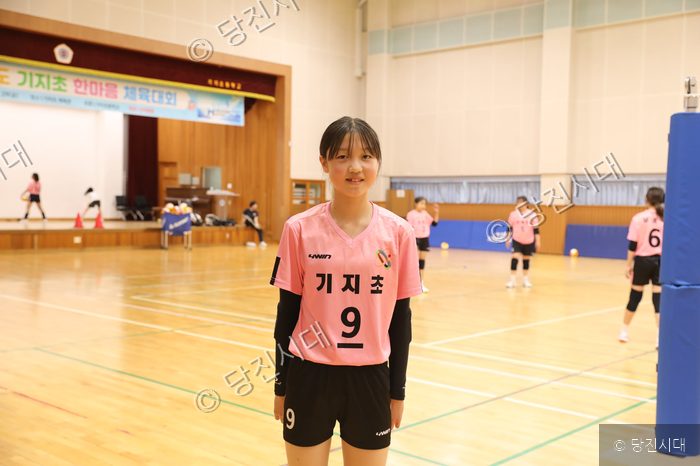 당진 기지초등학교 여자배구부 이수정 코치가 유니폼을 입고 포즈를 취하고 있다.