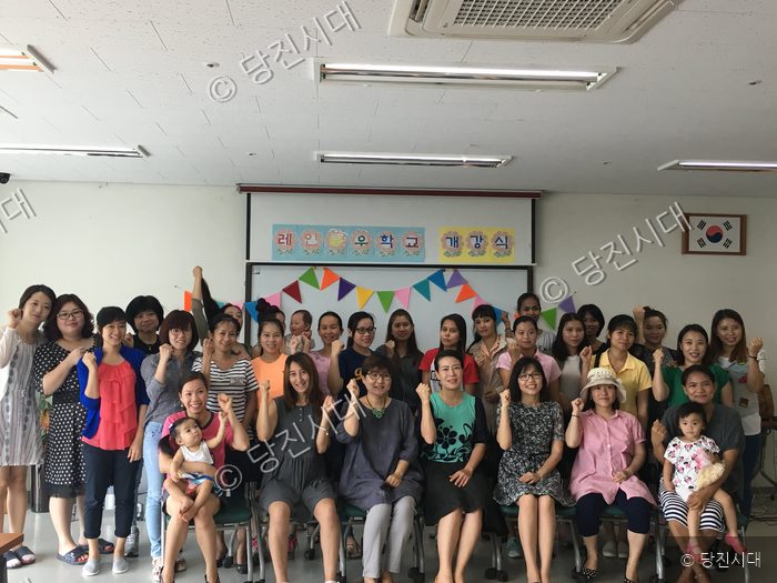 다문화가정 여성과 아이들이 레인보우학교 개강식에서 기념 촬영을 하고 있다.