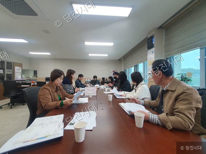 고희승 교장 등이 회의실에 모여 업무 관련 자료를 보며 논의하고 있다.