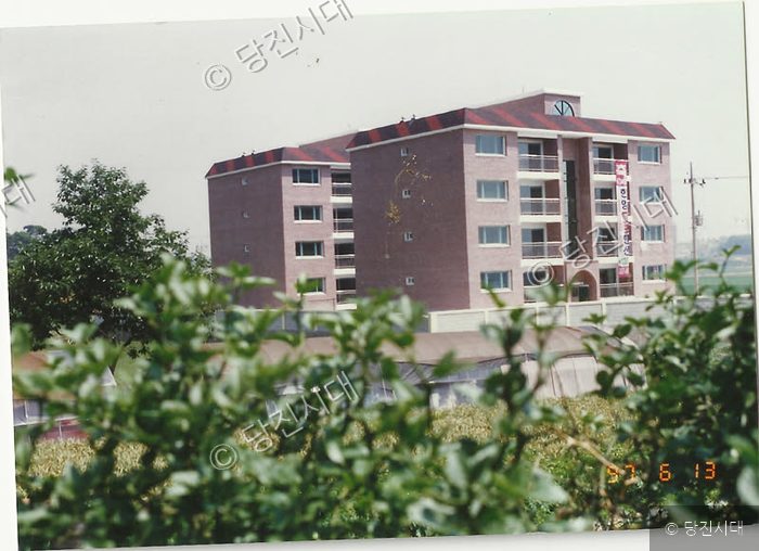 당진 지역에 새로 지어진 다세대 주택 건물이 보인다.