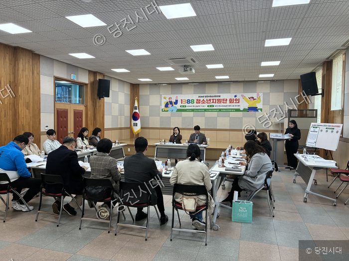 안영순 센터장 등이 회의실에 모여 1388청소년지원단 회의를 진행하고 있다.