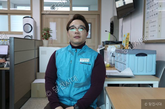 임동환 교사가 사무실에서 인터뷰를 위해 앉아 있다.