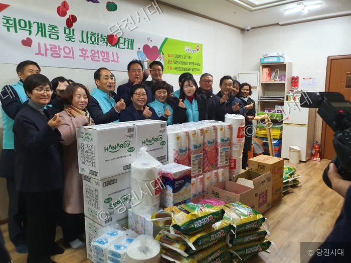 국민건강보험공단 당진지사 관계자들이 취약계층 후원물품을 전달하고 있다.