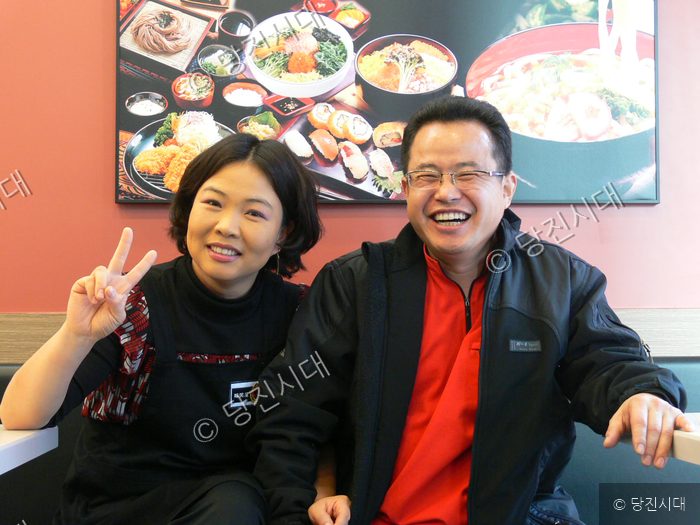미소야 매장에서 점주와 손님이 환하게 웃고 있다.