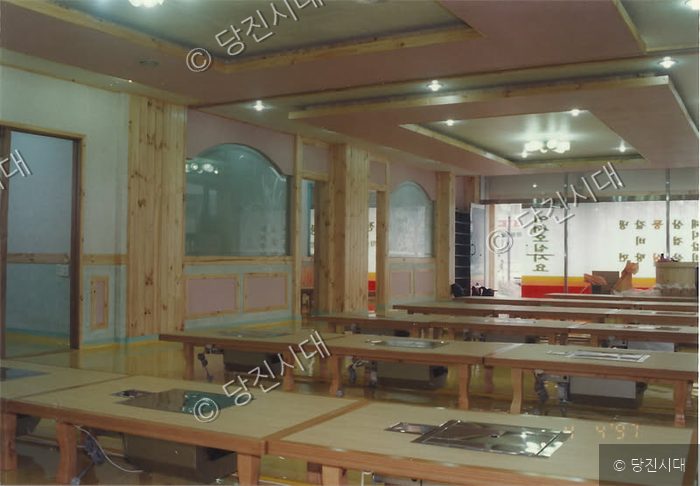 식당 내부의 좌식 테이블과 인테리어가 배치되어 있다.