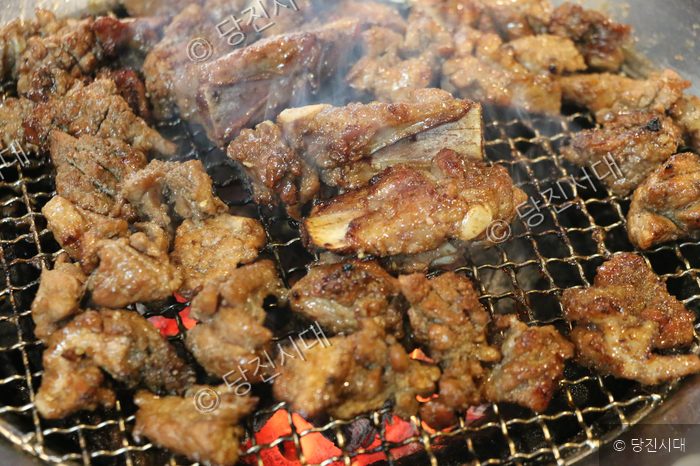 석쇠 위에서 맛있는 고기가 구워지고 있다.