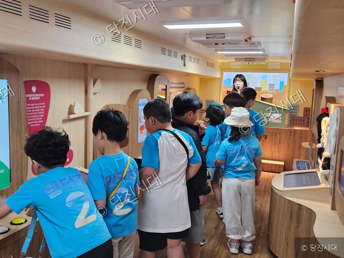 어린이들이 찾아가는 어린이 박물관 체험 버스에서 전시물을 살펴보고 있다.