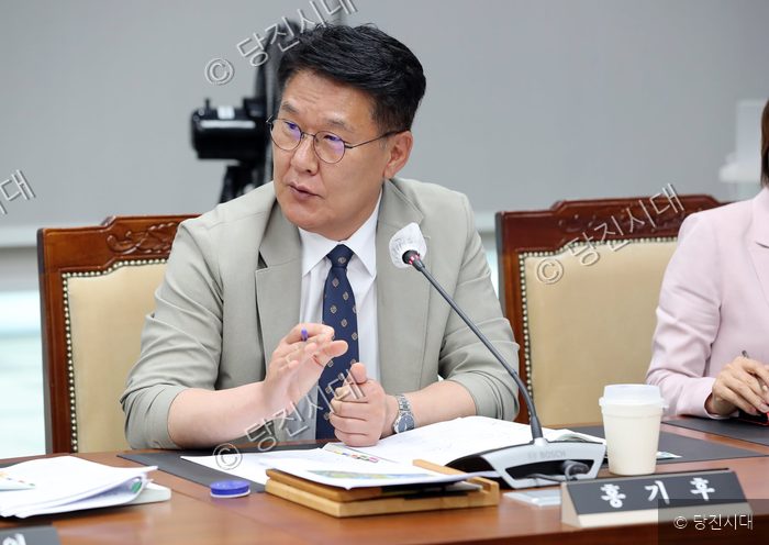 홍기후 충남도의원이 회의 중 발언하고 있다.