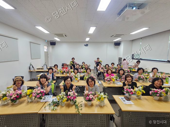생활개선당진시연합회 회원들이 플로리스트 교육을 수료하고 기념 촬영을 하고 있다.