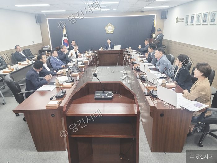 의원들이 회의실에 모여 당진시의회 관련 논의를 하고 있다.