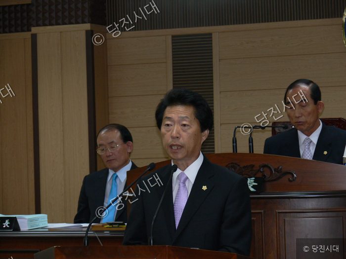 의회 발언대에 선 의원이 군정질문을 하고 있다.
