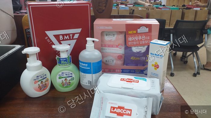 방역 취약 가정을 위한 방역 물품 꾸러미가 놓여 있다.