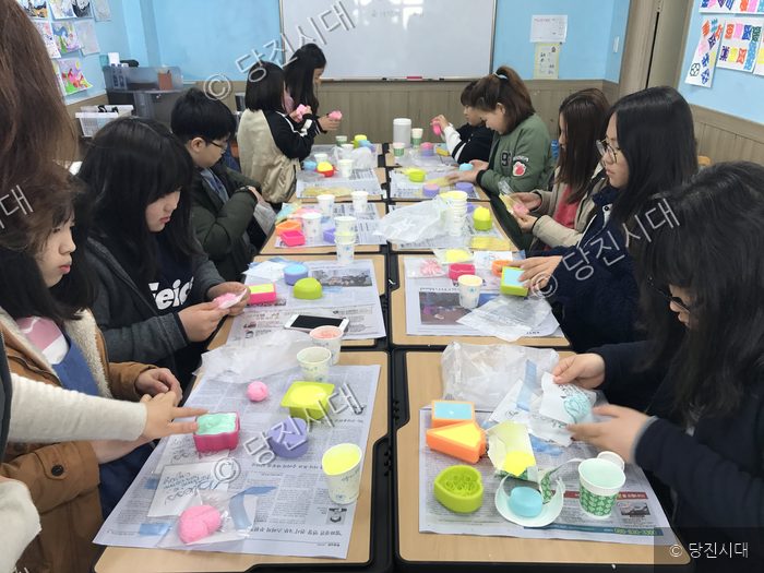 합덕청소년문화의집에서 청소년들이 토요체험 프로그램으로 천연화장품을 만들고 있다.