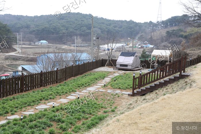 당진시 송산면 칠절리에 위치한 감성스테이 산아래 펜션의 전경 모습이다.