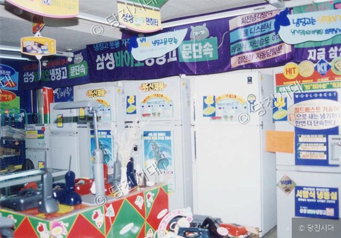 냉장고와 가전제품이 진열된 매장의 모습이다.