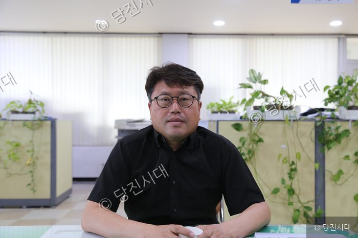 신문웅 국장이 사무실 자리에 앉아 정면을 바라보고 있다.