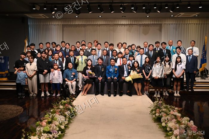 당진송악로타리클럽 회원들이 취임식 기념 촬영을 하고 있다.