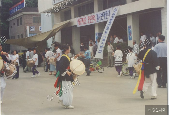 사람들이 거리에서 한보화력 투쟁 관련 시위를 벌이고 있다.