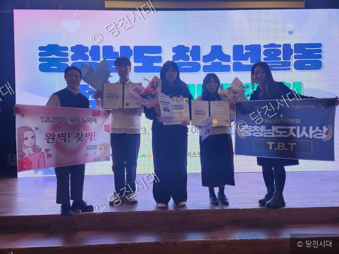 청소년들이 연간활동 우수사례 시상식에서 상장을 들고 기념 촬영을 하고 있다.