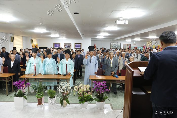 남기추 회장 등이 취임식 행사에서 손을 들고 선서하고 있다.