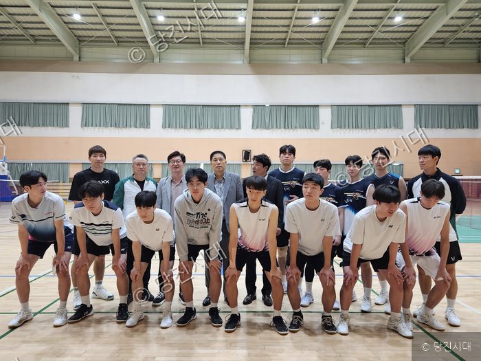 당진시 체육회 관계자와 정보고 배드민턴부 선수단이 기념 촬영을 하고 있다.