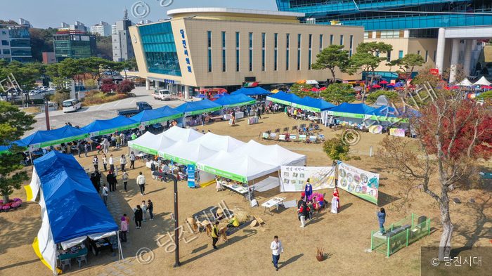 당진시청 광장에서 심훈상록문화제 부스들이 운영되고 있다.