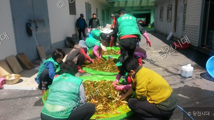 봉사자들이 모여 김장 김치를 버무리고 있다.