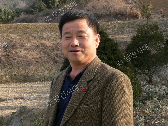 여인학 (사)한국농업경영인 당진군연합회 면천면회 회장이 야외에서 포즈를 취하고 있다.