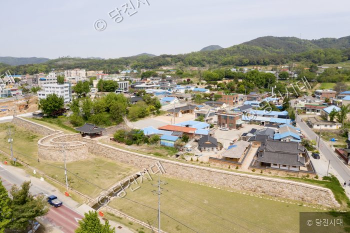 고즈넉한 시골 마을의 풍경과 전통 성곽이 어우러져 있다.