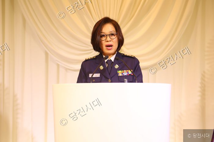 김태숙 대장이 강대상의 마이크 앞에서 발언하고 있다.