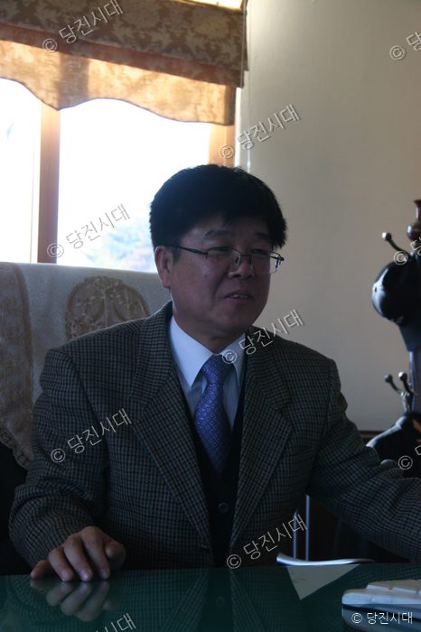 신성철 송산면장이 집무실에서 인터뷰를 위해 앉아 있다.