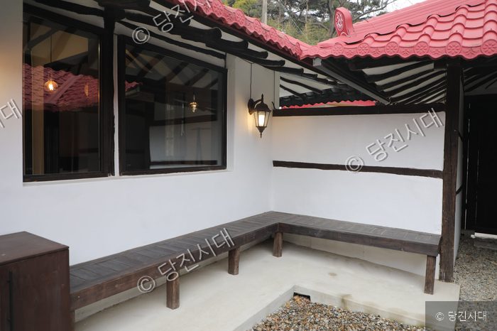 산아래펜션의 외관과 벤치가 조화롭게 자리하고 있다.