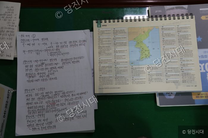 노트북과 책상 위에 한국사 공부를 위한 필기구와 교재가 펼쳐져 있다.