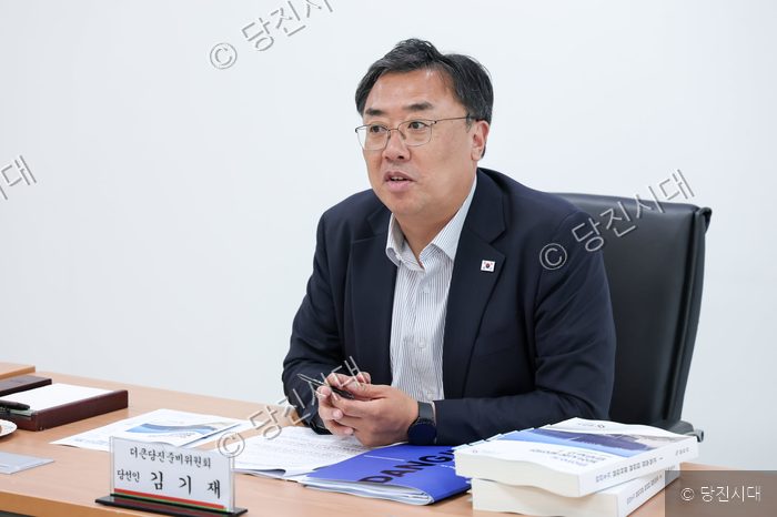 김기재 당선인이 회의용 책상에 앉아 서류를 검토하고 있다.