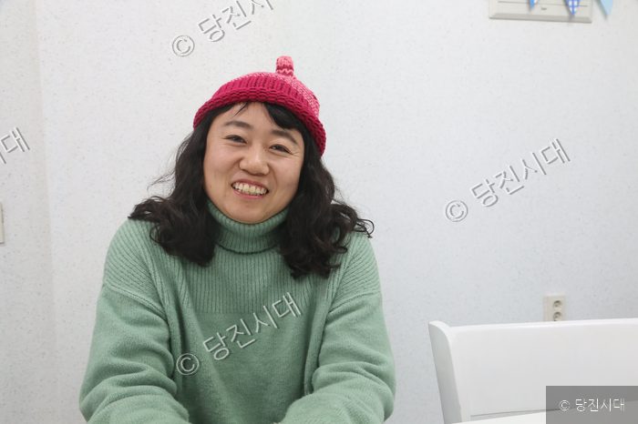 국소정 씨가 밝은 표정으로 카메라를 향해 미소 짓고 있다.