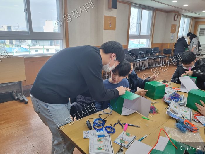 청소년문화의집에서 학생들이 진로체험 활동을 하고 있다.