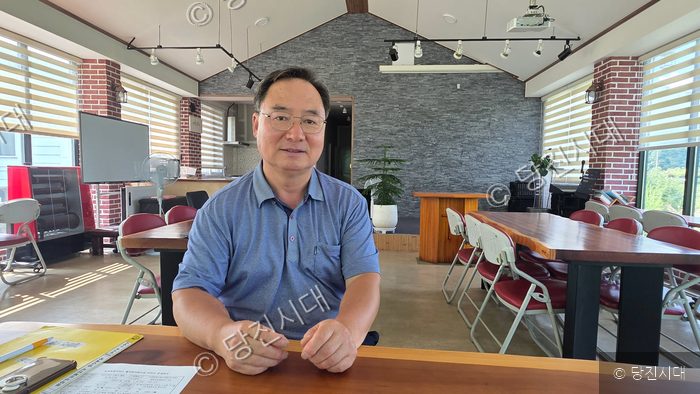 정미면 수당리 이정원 이장이 실내에서 포즈를 취하고 있다.
