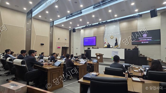 당진시의회 본회의장에서 의원들이 회의를 진행하고 있다.